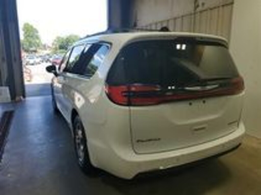 Used 2023 Chrysler Pacifica Limited Minivan/Van