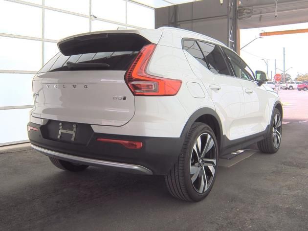 2025 Volvo XC40 Plus photo 3