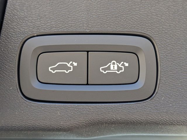 2025 Volvo XC60 Plus - Photo 17
