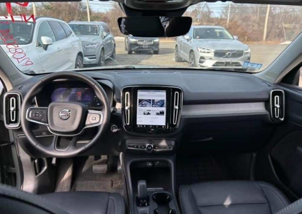 Used 2023 Volvo XC40 B5 Core SUV