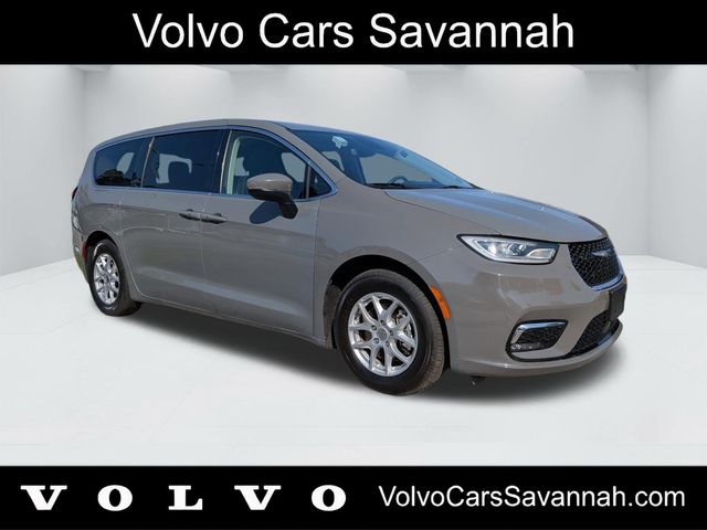 2023 Chrysler Pacifica Touring L's photo