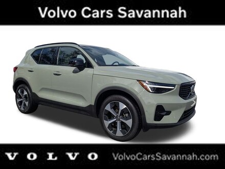 2025 Volvo XC40 B5 Plus Dark Theme SUV