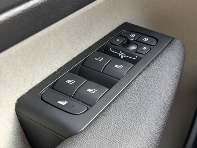 2025 Volvo XC40 Plus - Photo 31