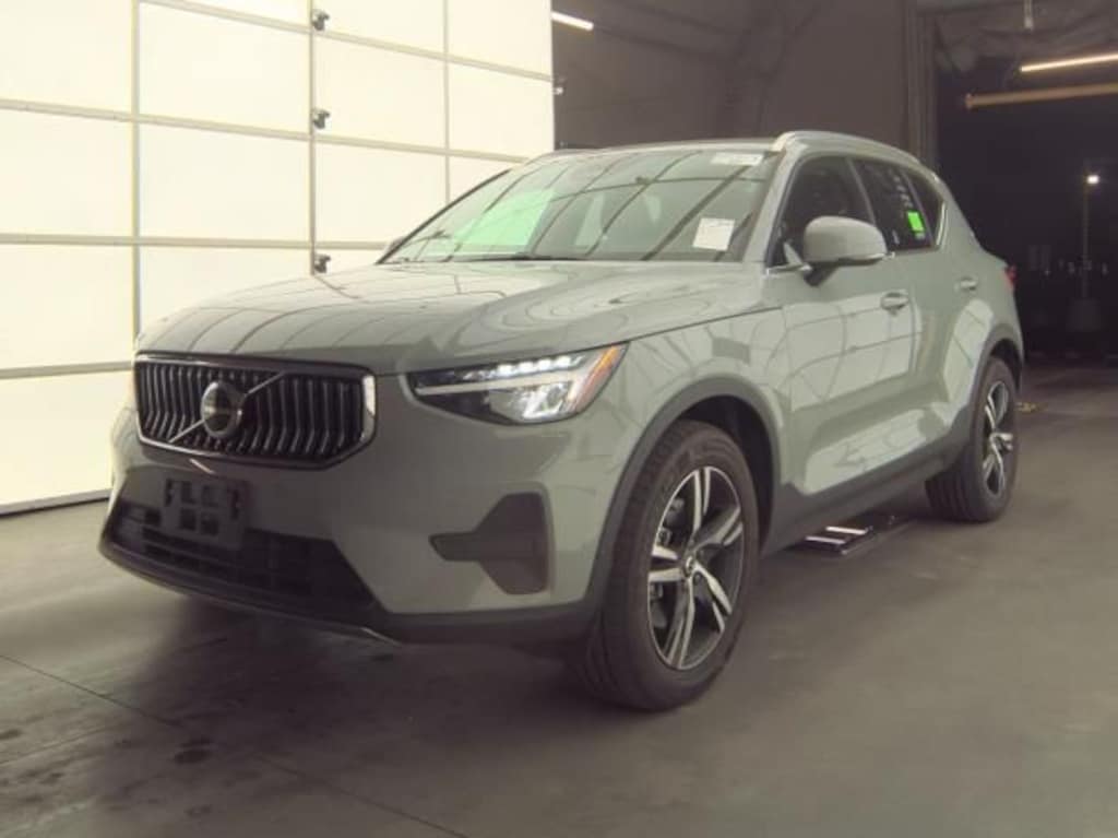 Used 2025 Volvo XC40 B5 Core SUV