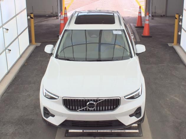 2025 Volvo XC40 Plus photo 2