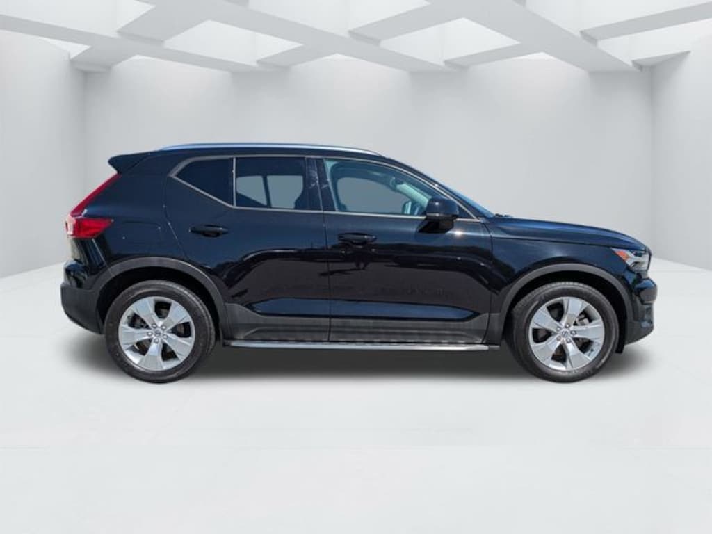 Used 2022 Volvo XC40 Momentum SUV