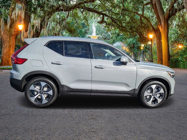 2025 Volvo XC40 Core photo 2