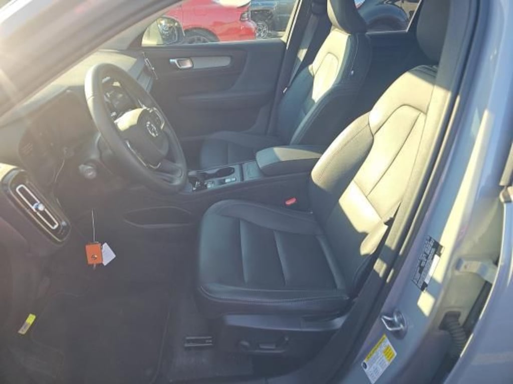 Used 2025 Volvo XC40 B5 Core SUV