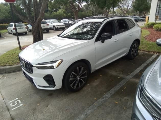 2024 Volvo XC60 Plus's photo