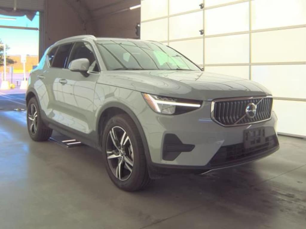 Certified 2025 Volvo XC40 B5 Core SUV
