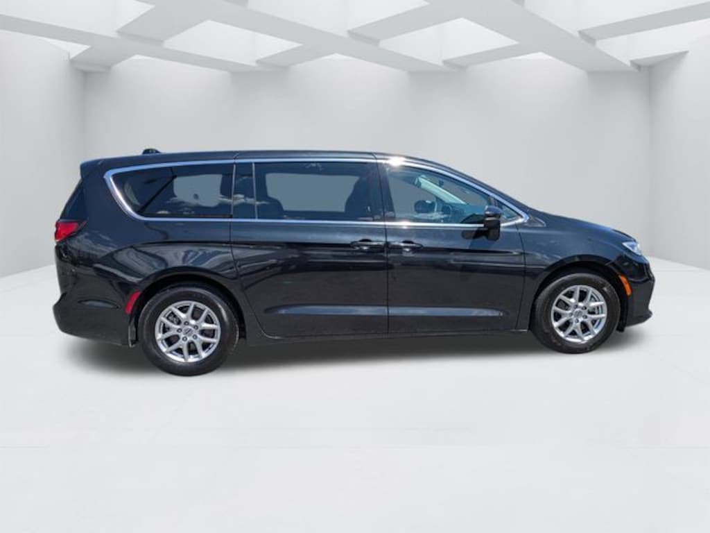 Used 2023 Chrysler Pacifica Touring L Minivan/Van