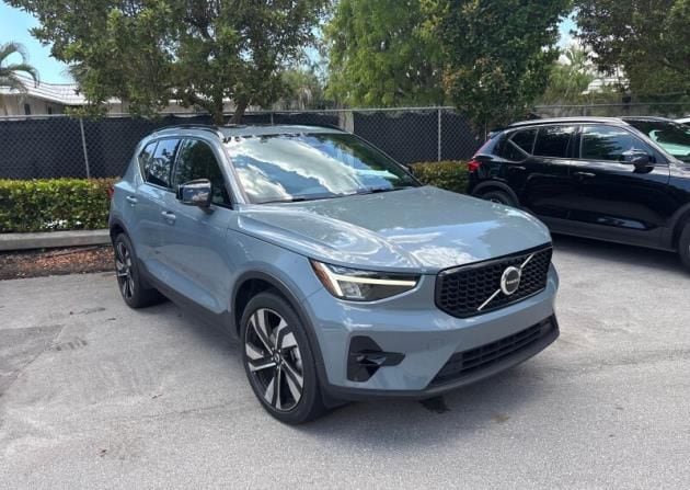 2023 Volvo XC40 B5 Plus Dark AWD's photo