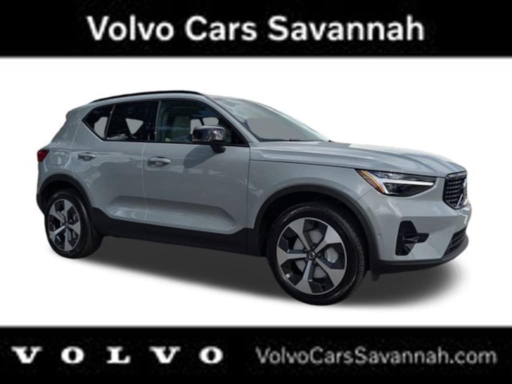 New 2025 Volvo XC40 B5 Plus Dark Theme SUV