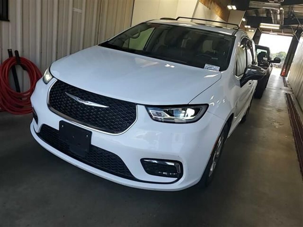 Used 2023 Chrysler Pacifica Limited Minivan/Van
