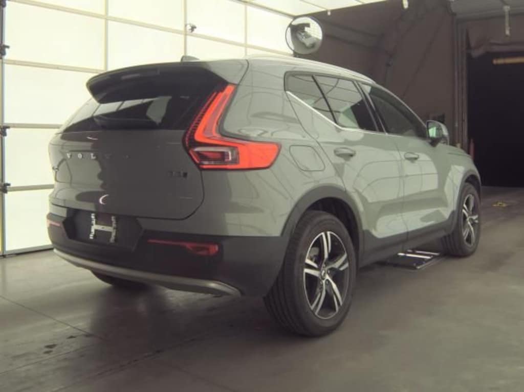 Used 2025 Volvo XC40 B5 Core SUV