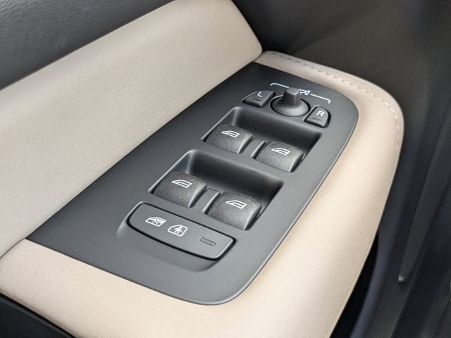 2026 Volvo XC60 Plus - Photo 26