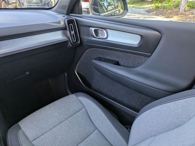 2025 Volvo XC40 Core - Photo 23