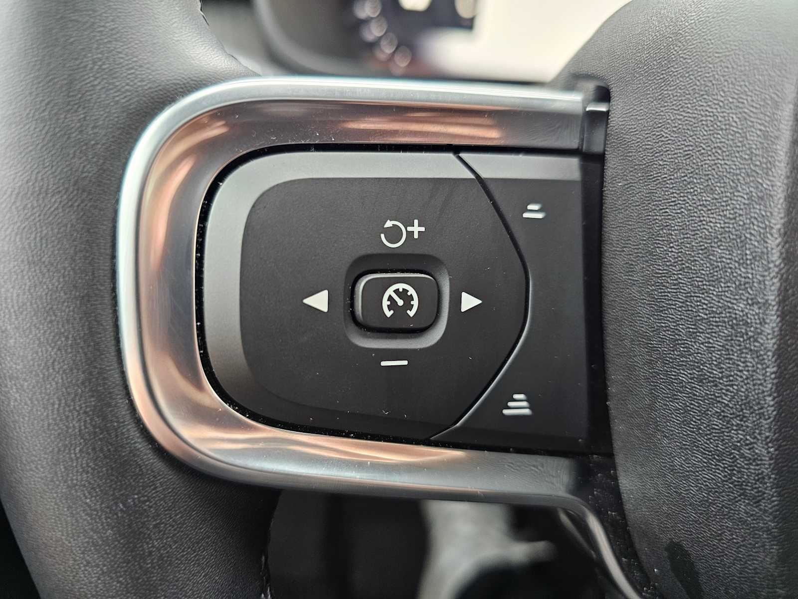 2025 Volvo XC40 Core - Photo 37