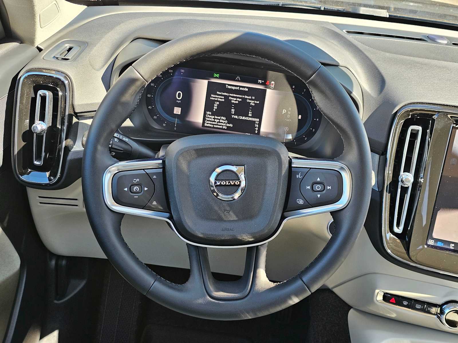 2025 Volvo XC40 Plus - Photo 18