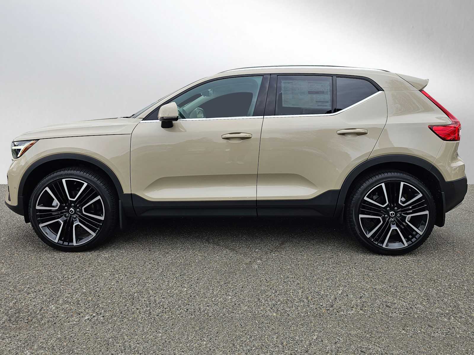 2025 Volvo XC40 Plus photo 4