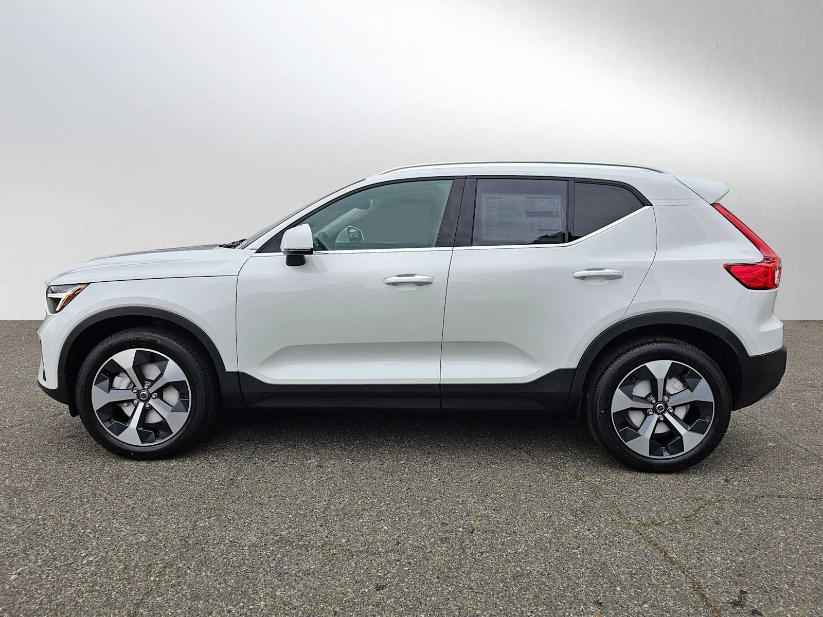 2025 Volvo XC40 Core photo 2