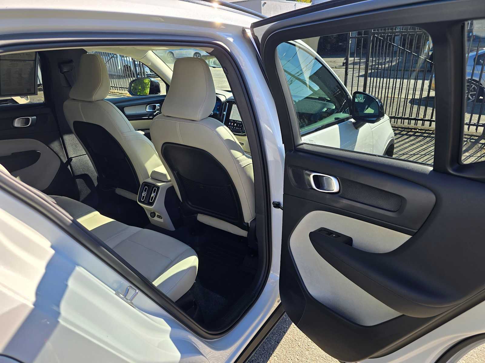 2026 Volvo XC40 Plus - Photo 13
