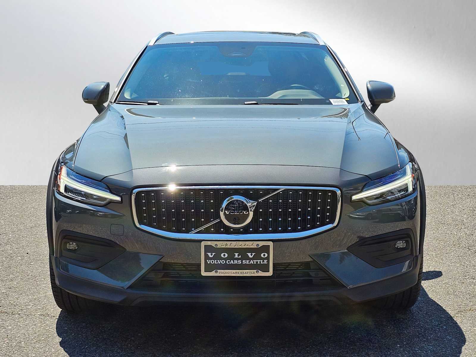 2026 Volvo V60 Cross Country B5 Plus photo 2