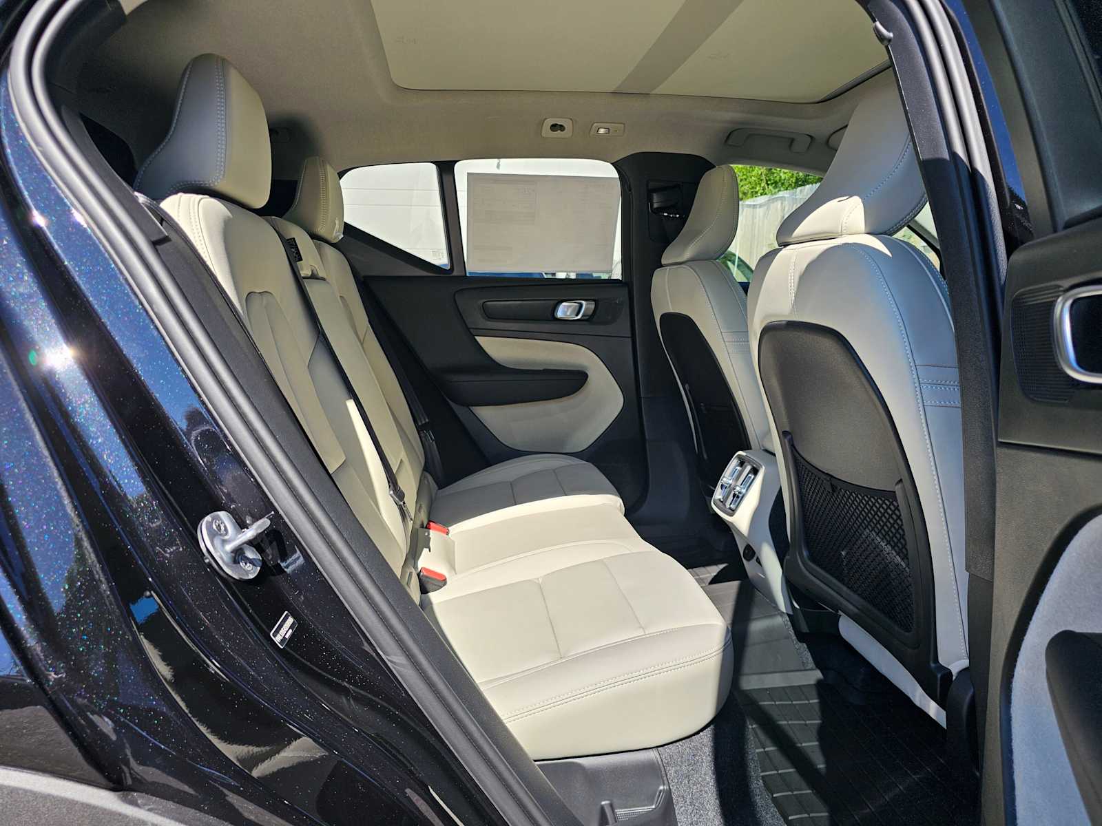 2025 Volvo XC40 Plus - Photo 12