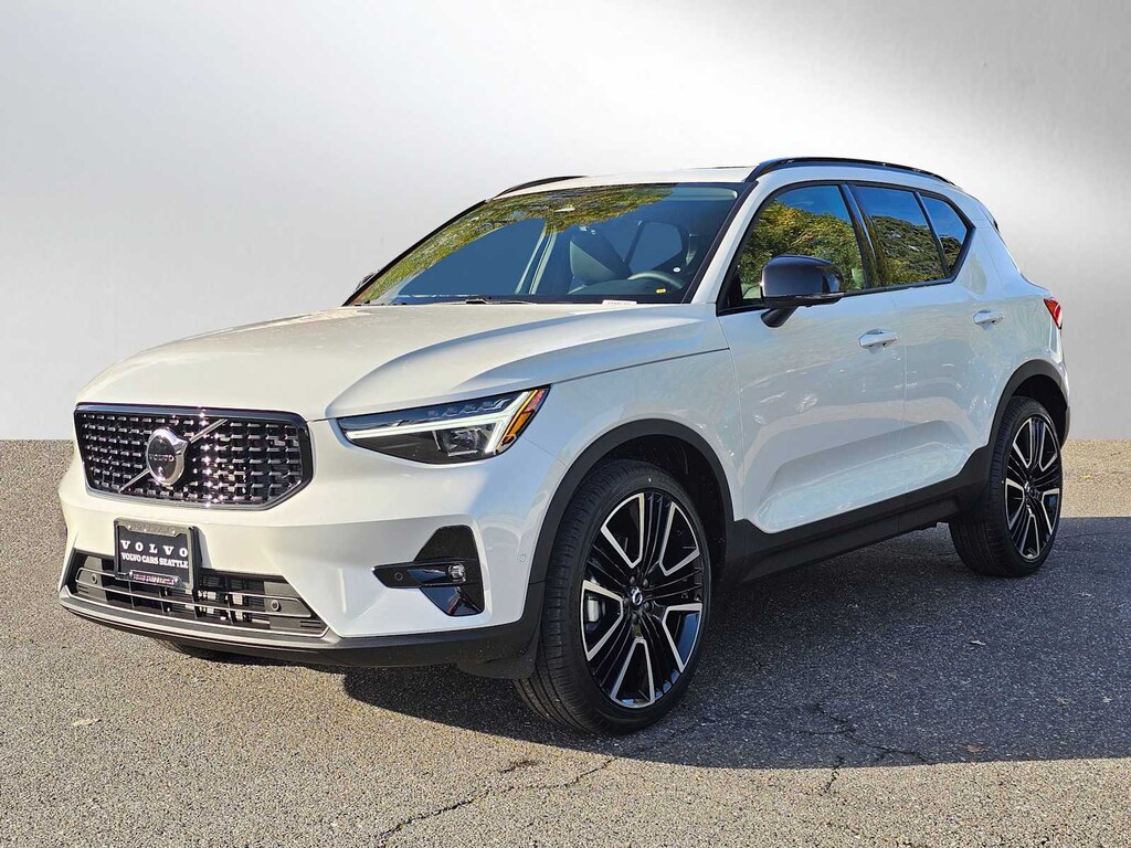 New 2026 Volvo XC40 B5 Ultra SUV