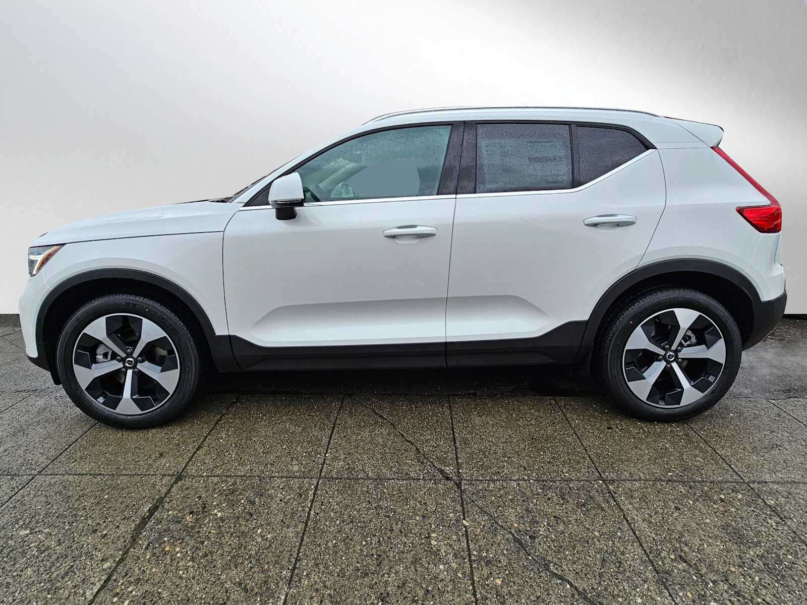 2025 Volvo XC40 Core photo 4