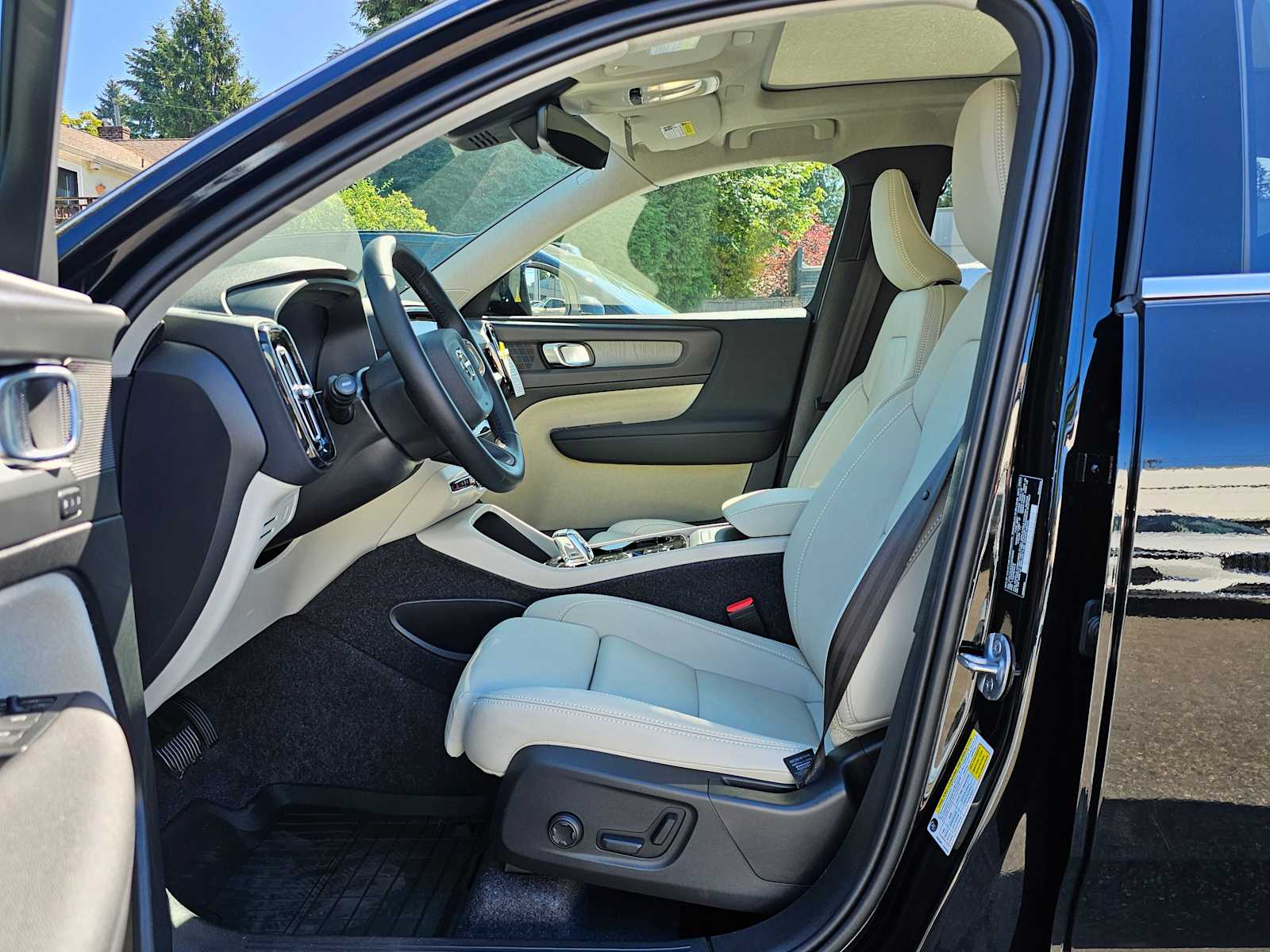 2025 Volvo XC40 Plus - Photo 19