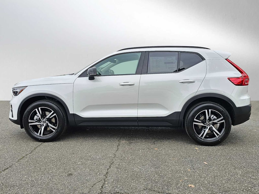 New 2026 Volvo XC40 B5 Core SUV