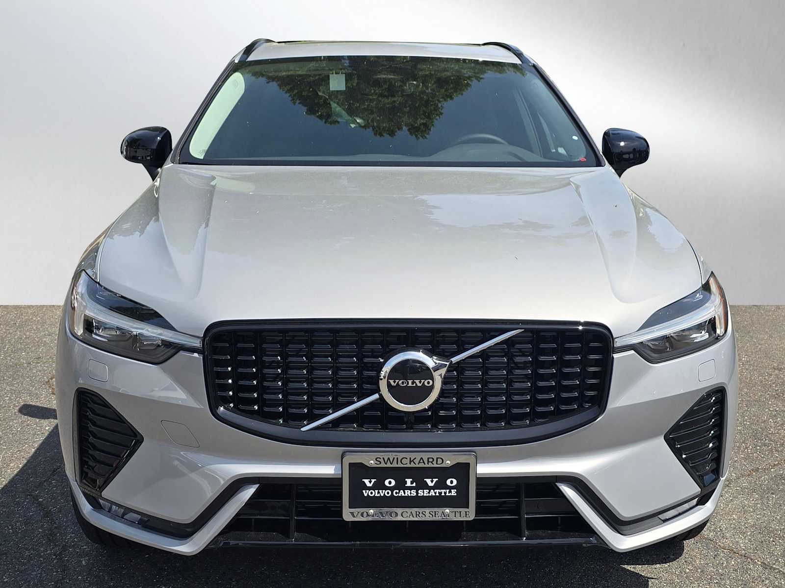 2025 Volvo XC60 B5 Core photo 2