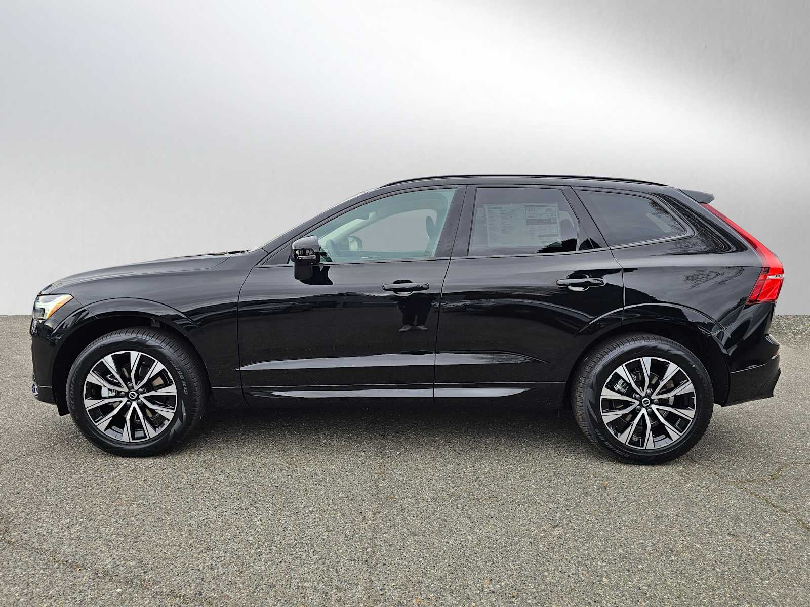 2025 Volvo XC60 B5 Core photo 4