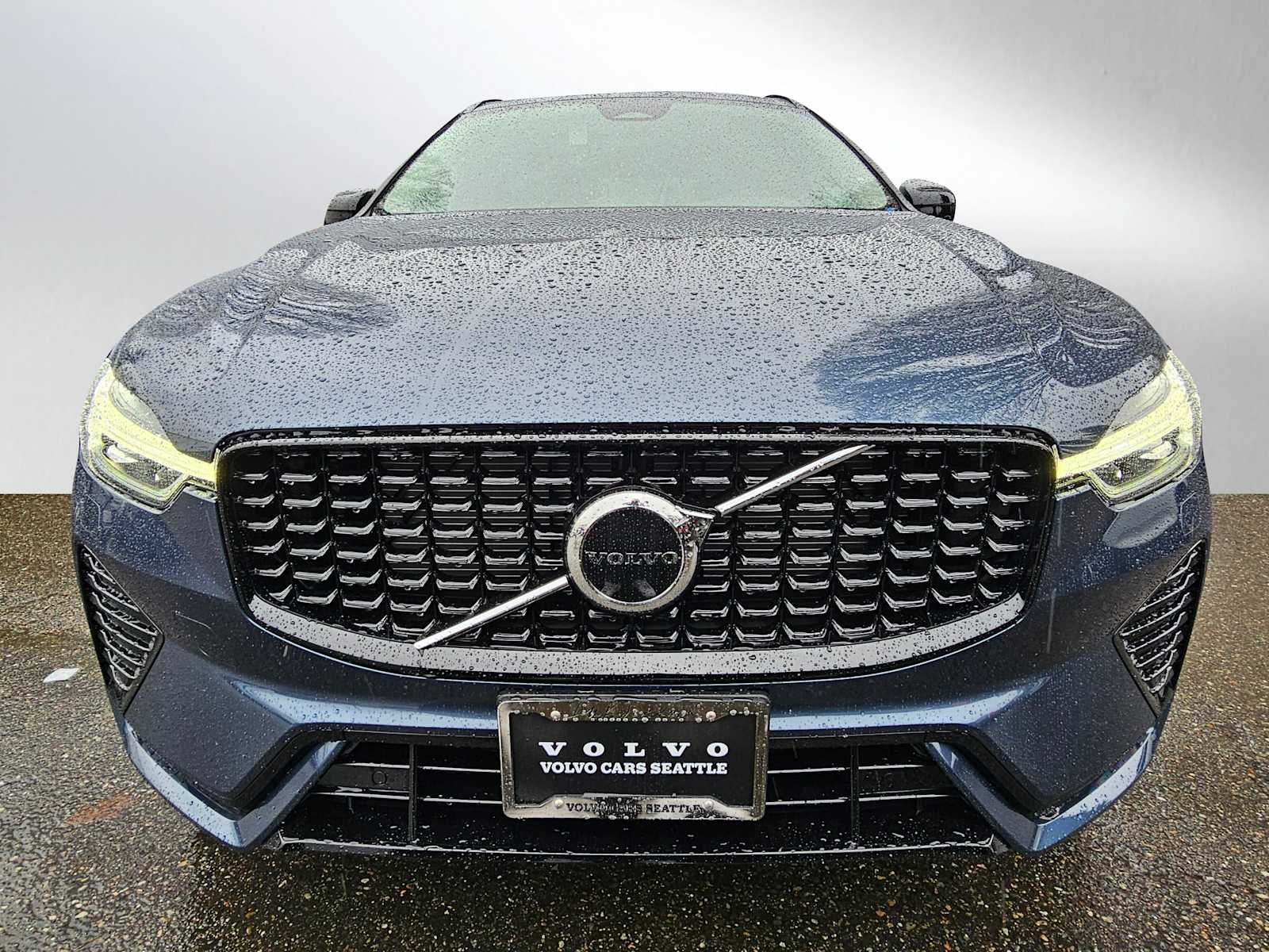2025 Volvo XC60 B5 Core photo 2