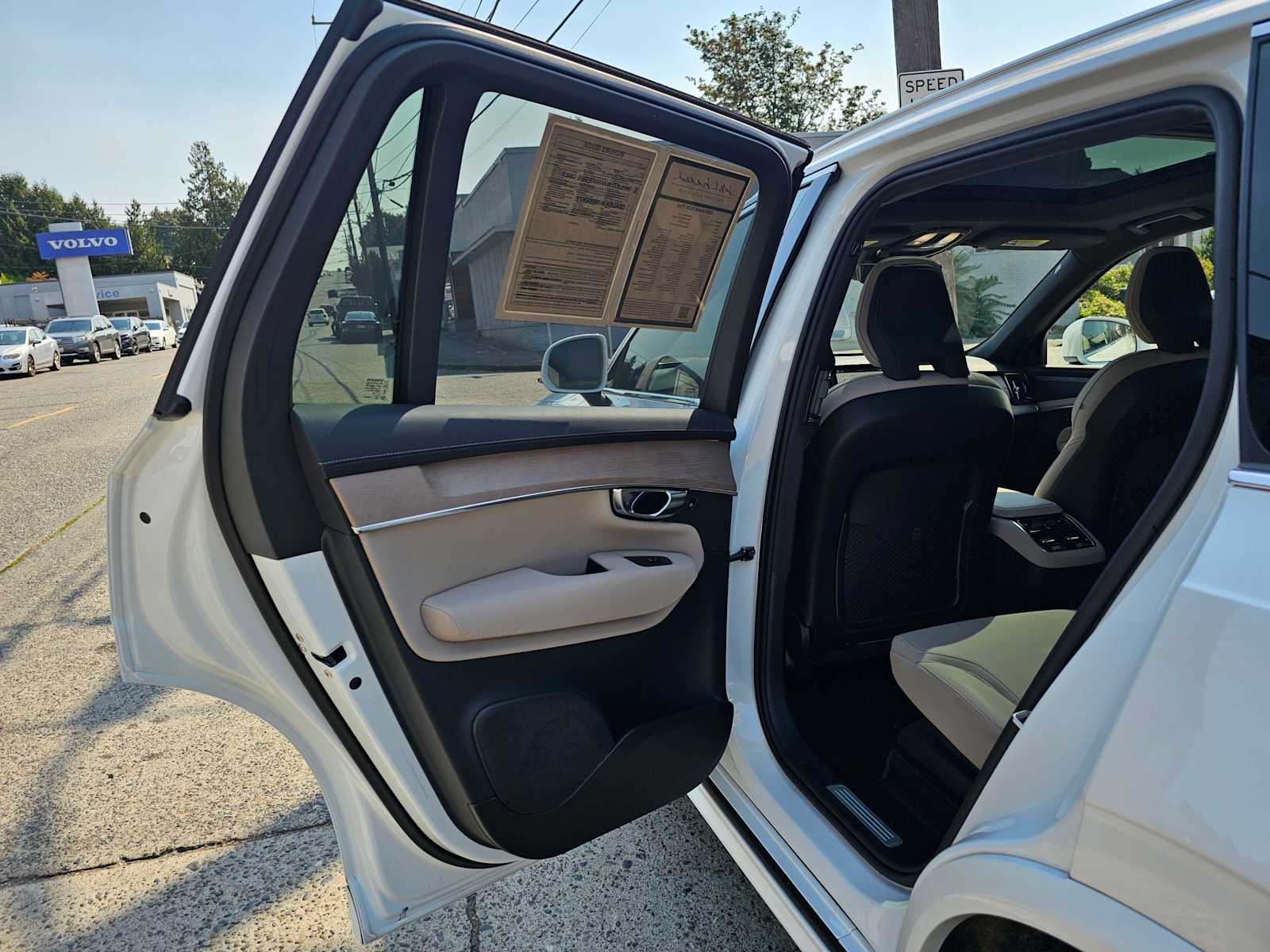 2026 Volvo XC90 Plus - Photo 17