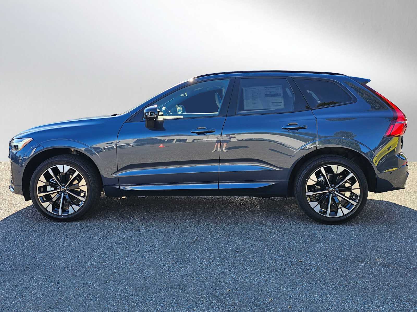 2026 Volvo XC60 B5 Plus photo 4