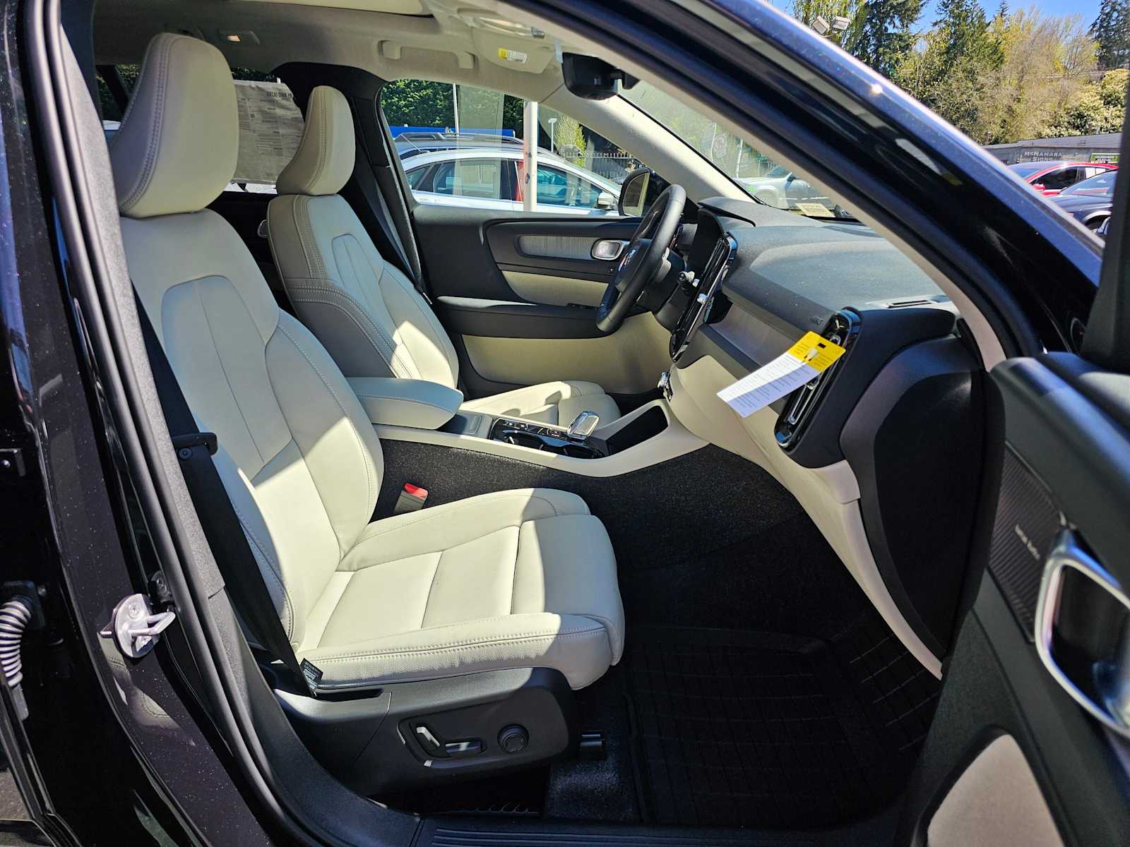 2025 Volvo XC40 Ultra - Photo 10