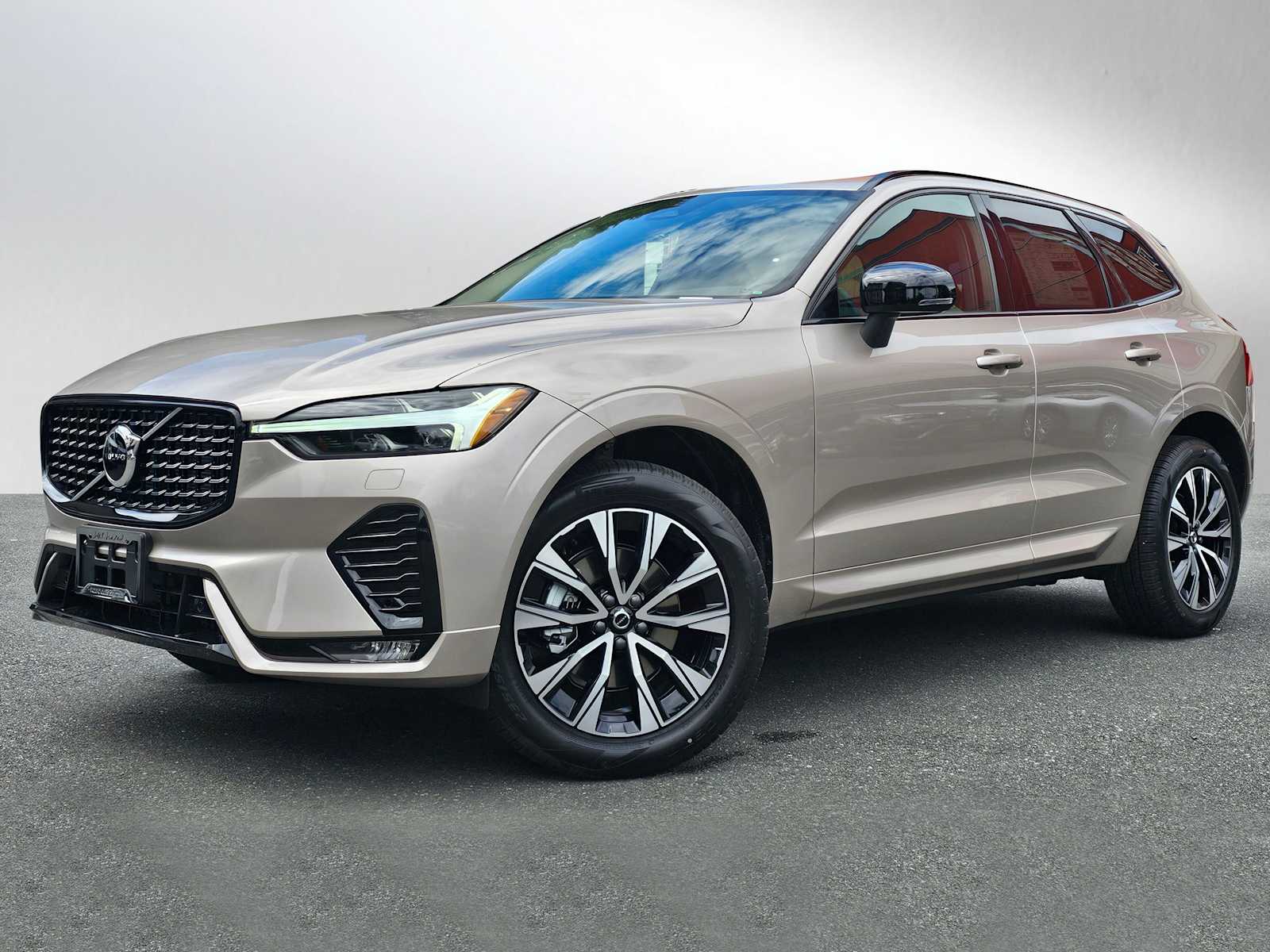 2025 Volvo XC60 B5 Core photo 3
