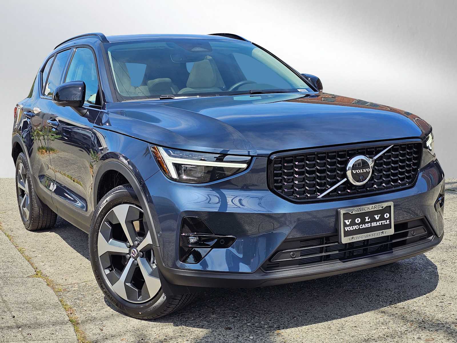 2026 Volvo XC40 B5 Plus Dark AWD's photo