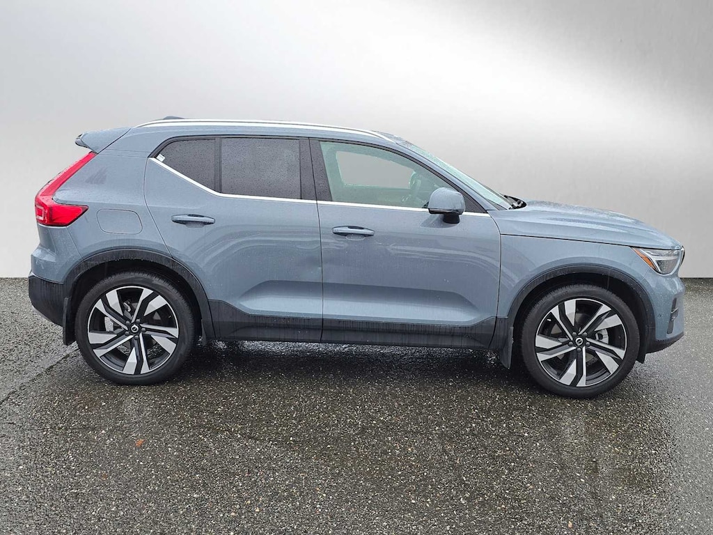 New 2023 Volvo XC40 B5 AWD Ultimate Bright SUV