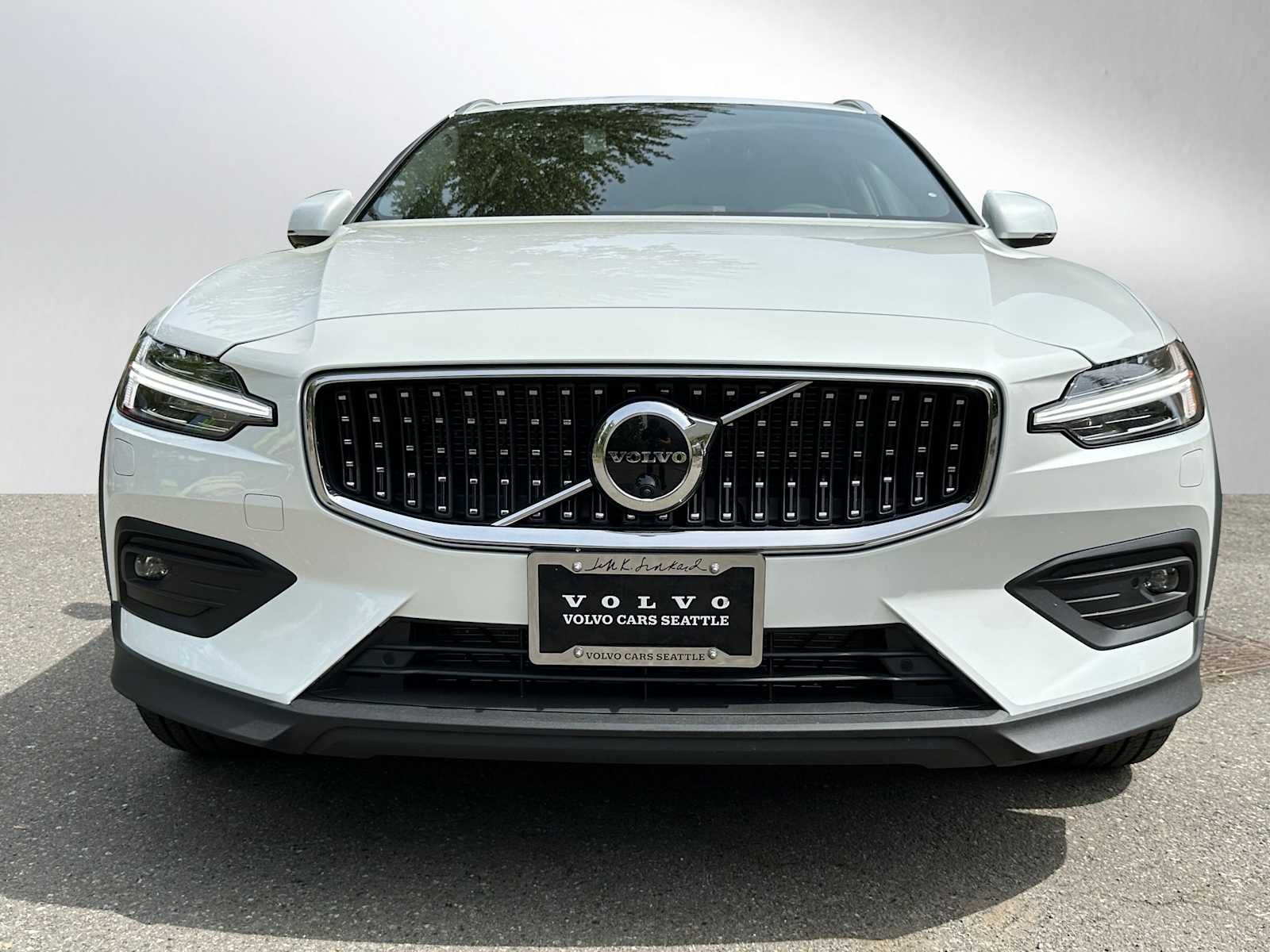 2025 Volvo V60 Cross Country B5 Plus photo 2