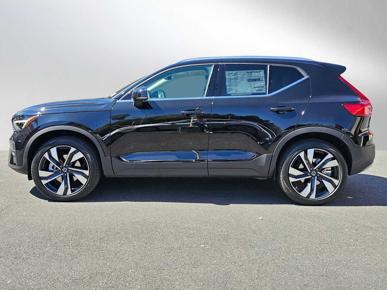 2025 Volvo XC40 photo 2