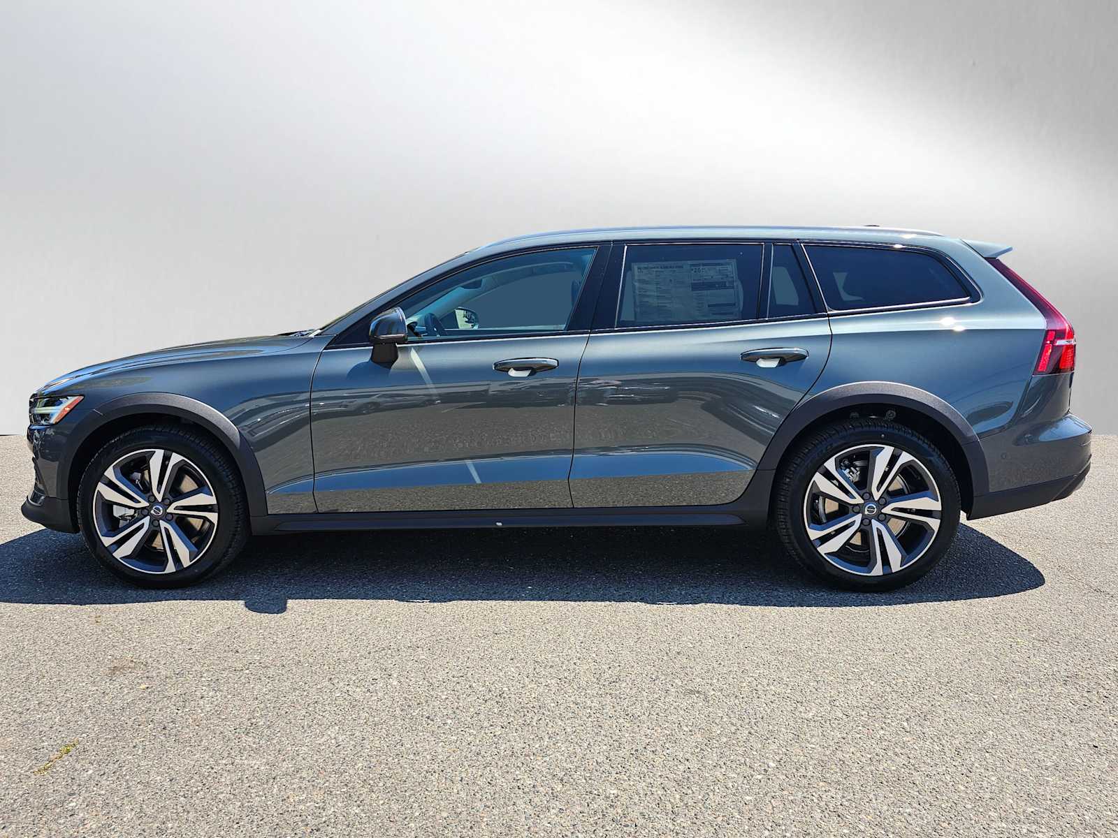 2026 Volvo V60 Cross Country B5 Plus photo 4