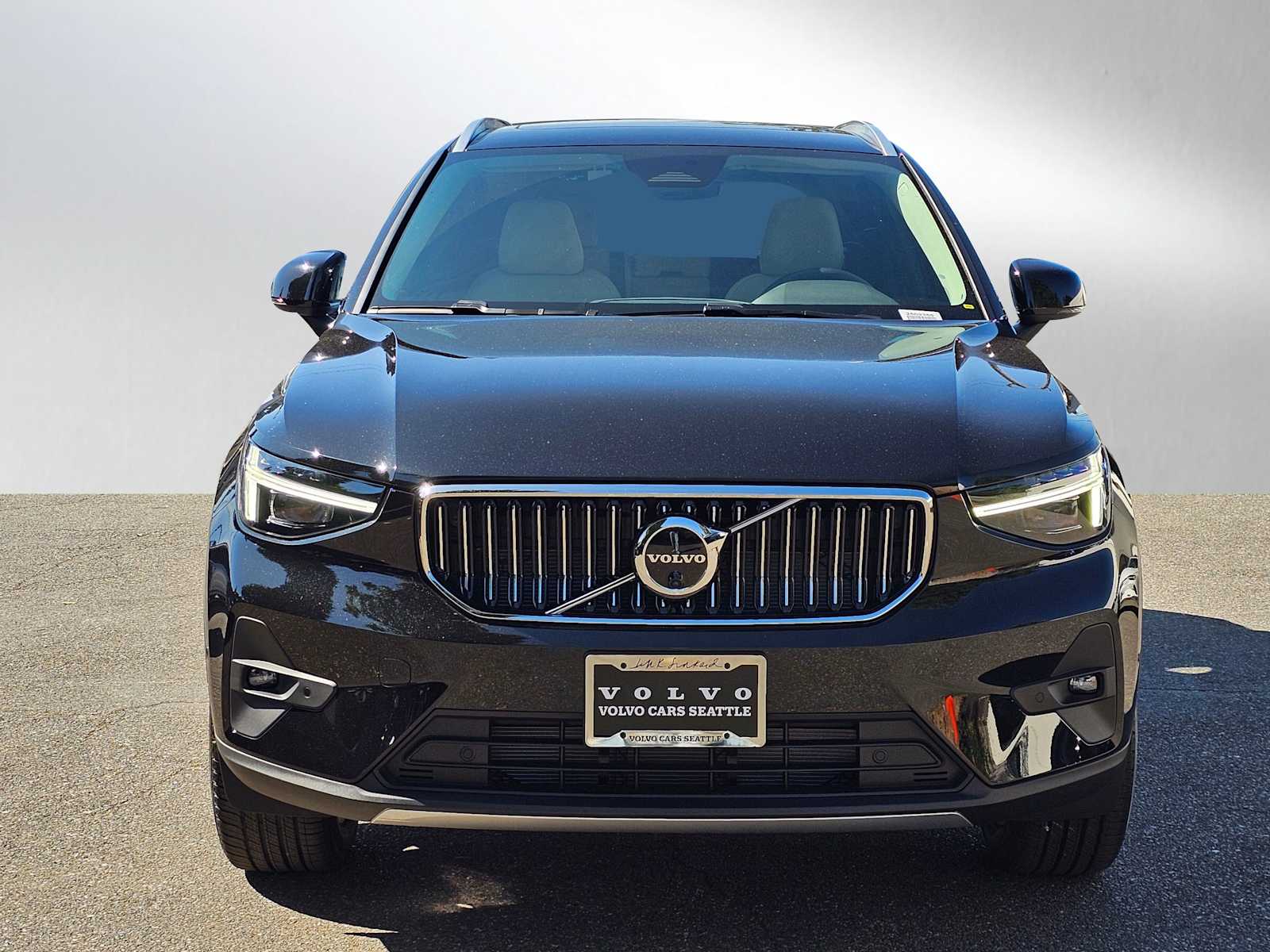 2025 Volvo XC40 Plus photo 2