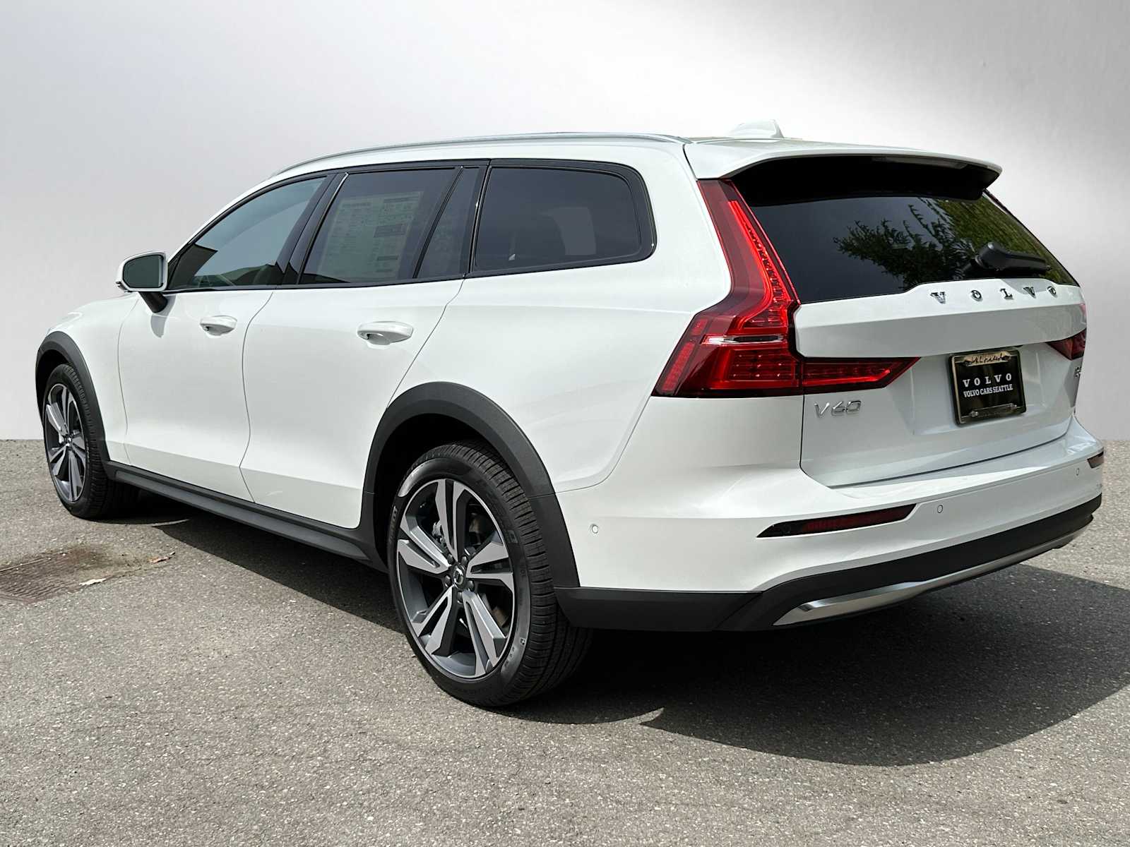 2025 Volvo V60 Cross Country B5 Plus photo 3