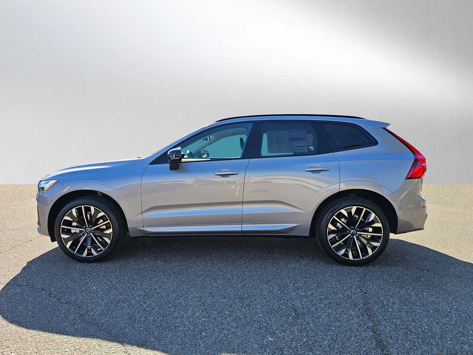 2026 Volvo XC60 B5 photo 4