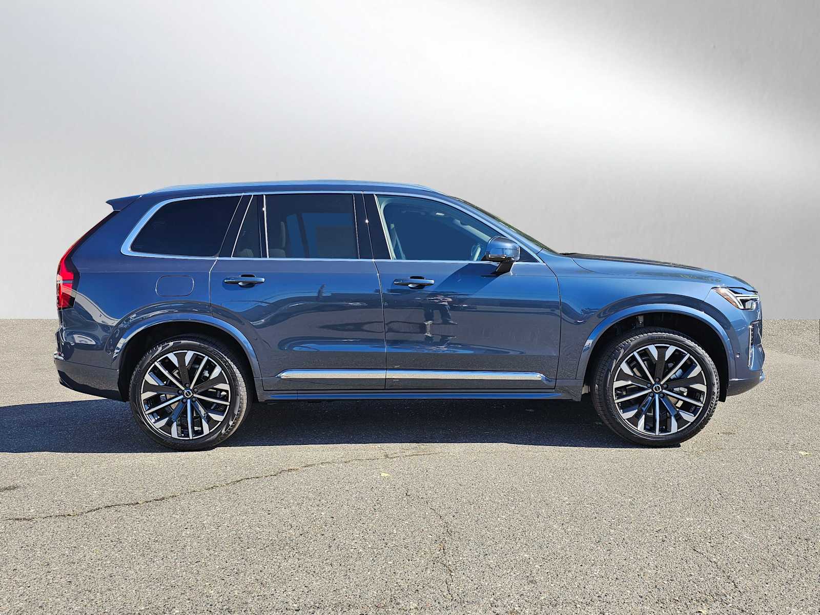 2026 Volvo XC90 Plus photo 2