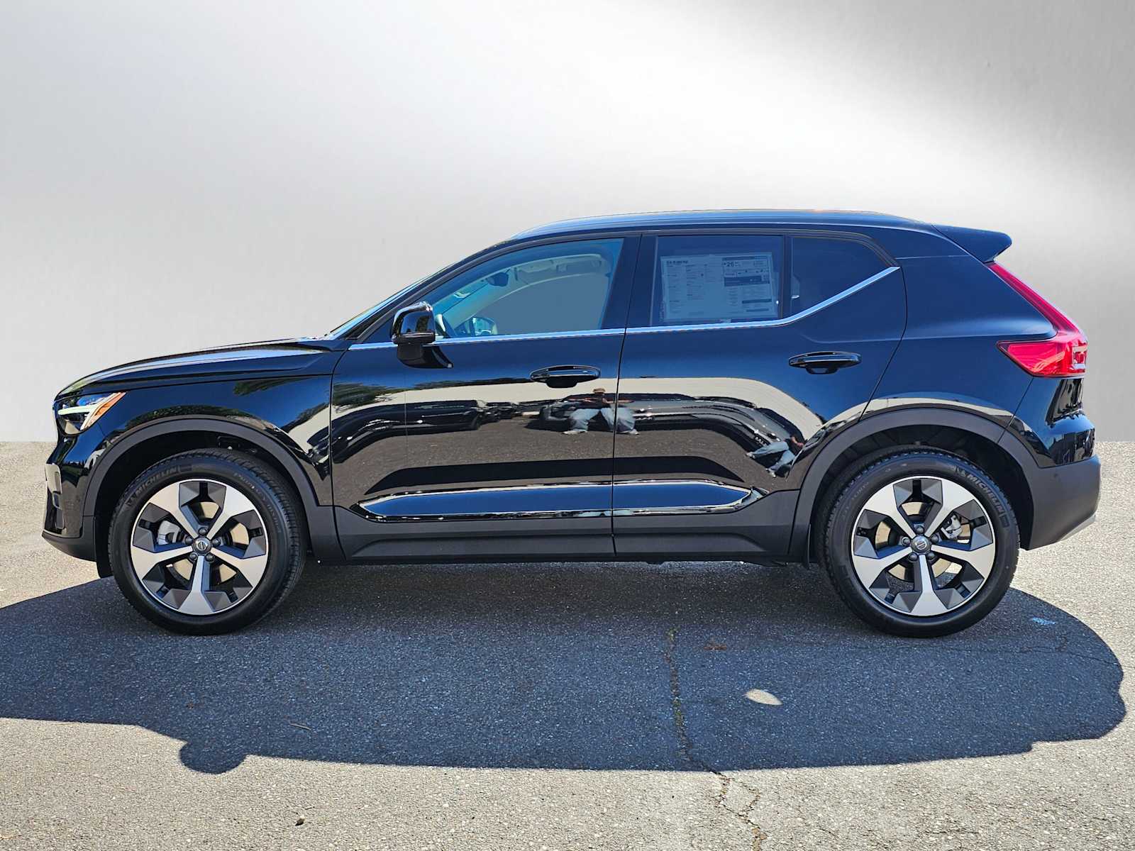 2025 Volvo XC40 Plus photo 4