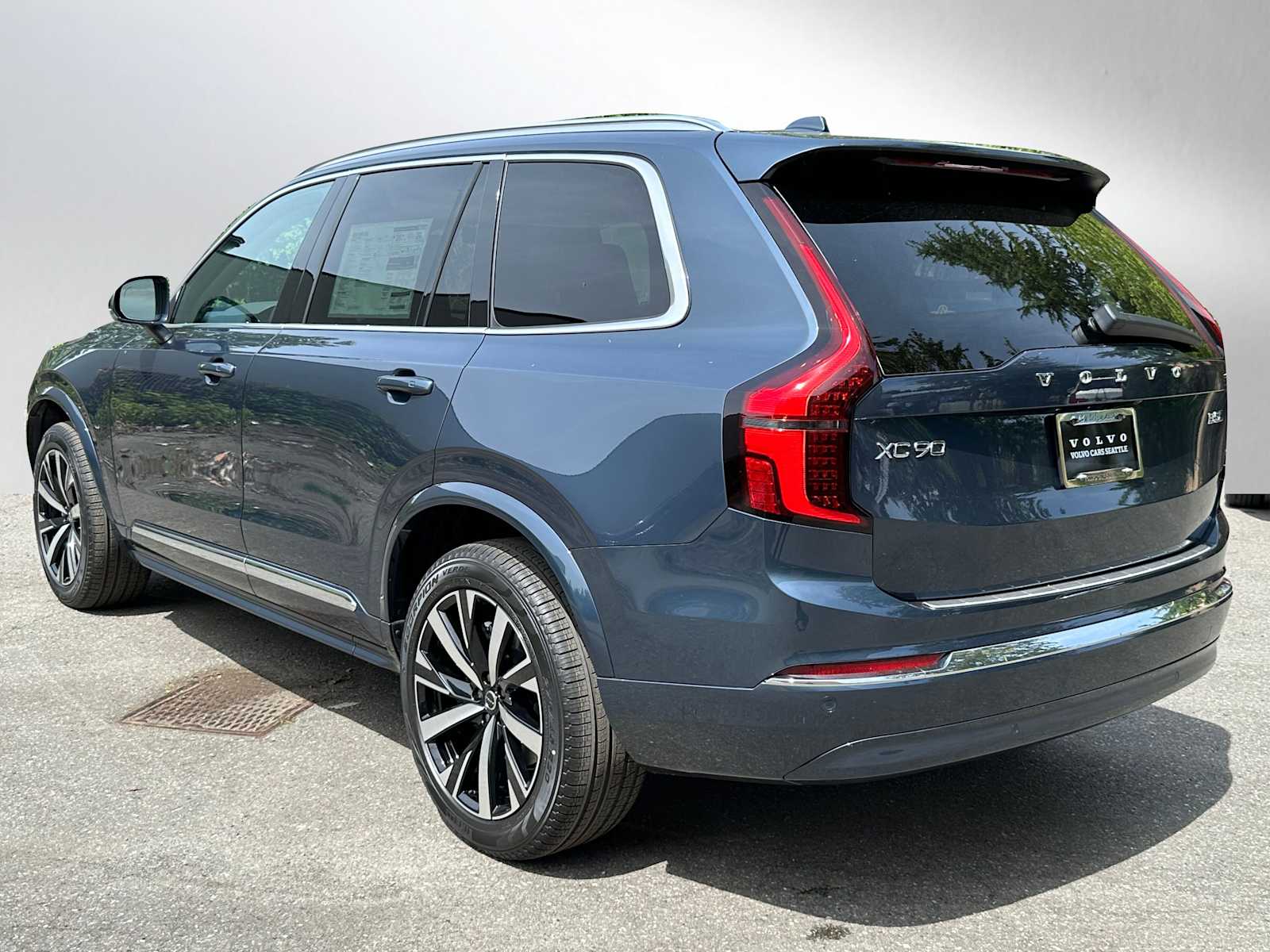 2025 Volvo XC90 B5 Core photo 3